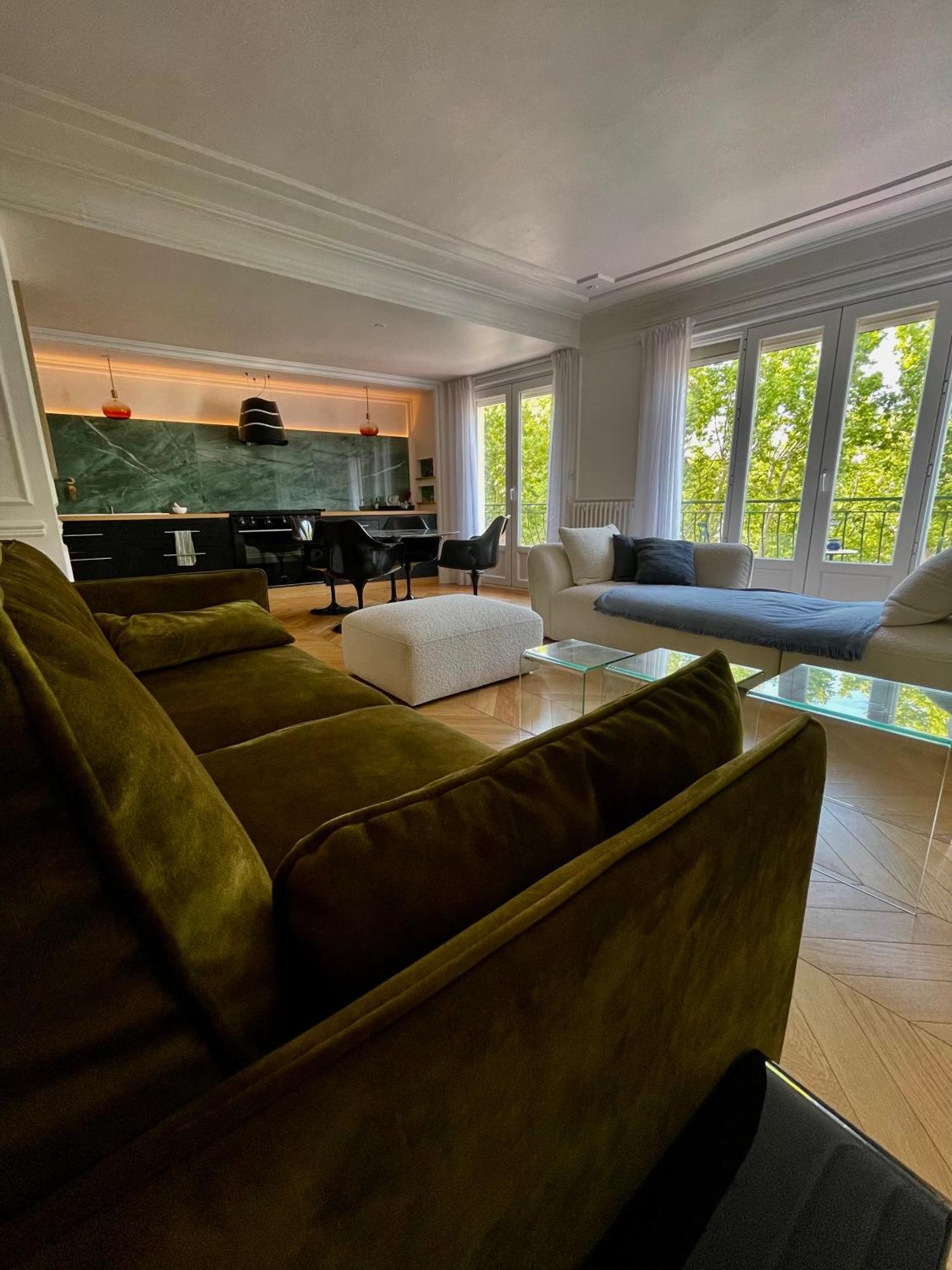 Apparemment Luxueux Niche Dans Les Arbres